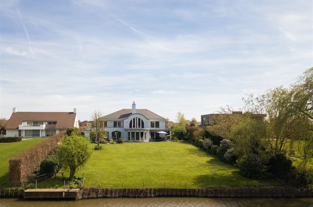 Villa gelegen aan de oevers van de Leie te Astene